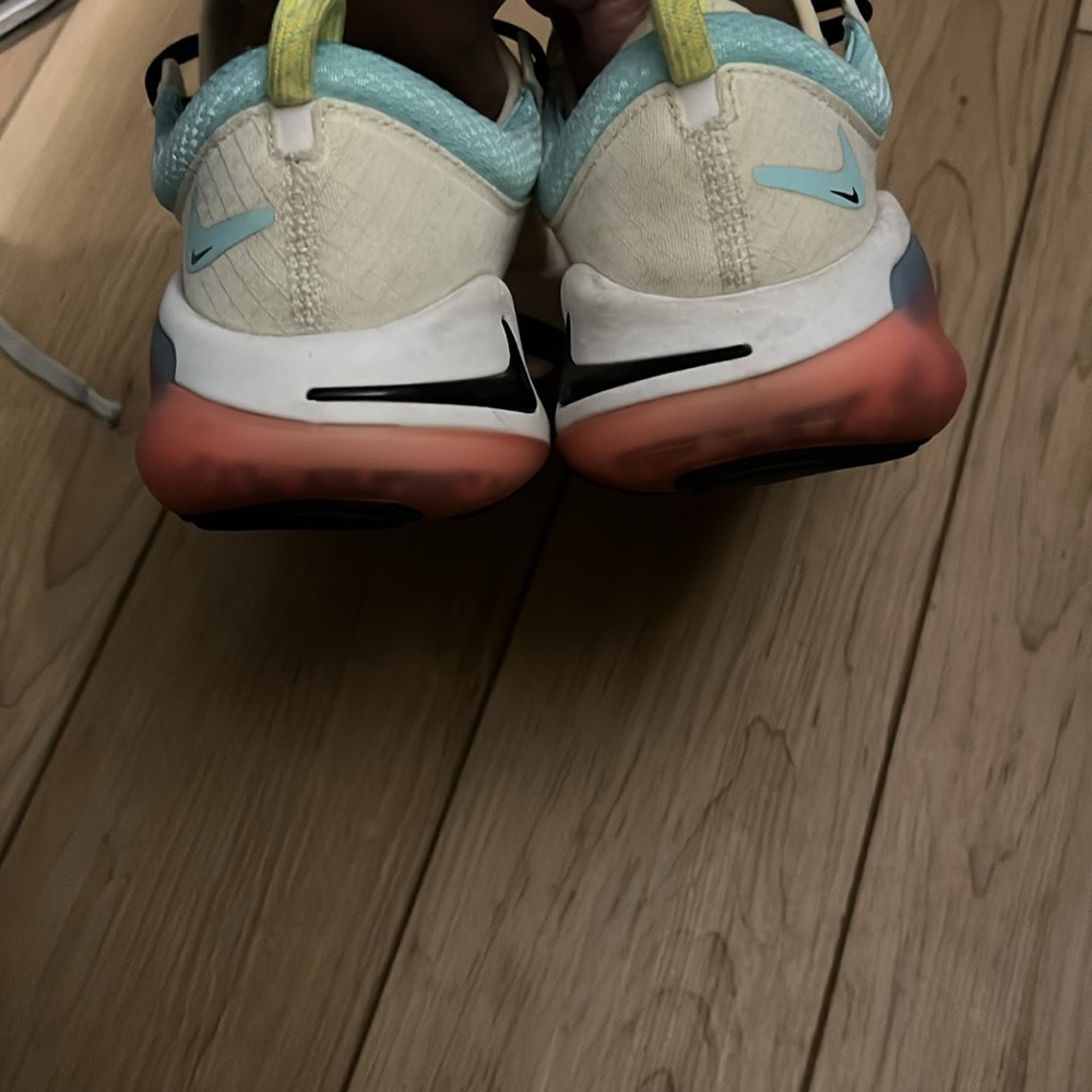 Nike - Picture 3 of 4